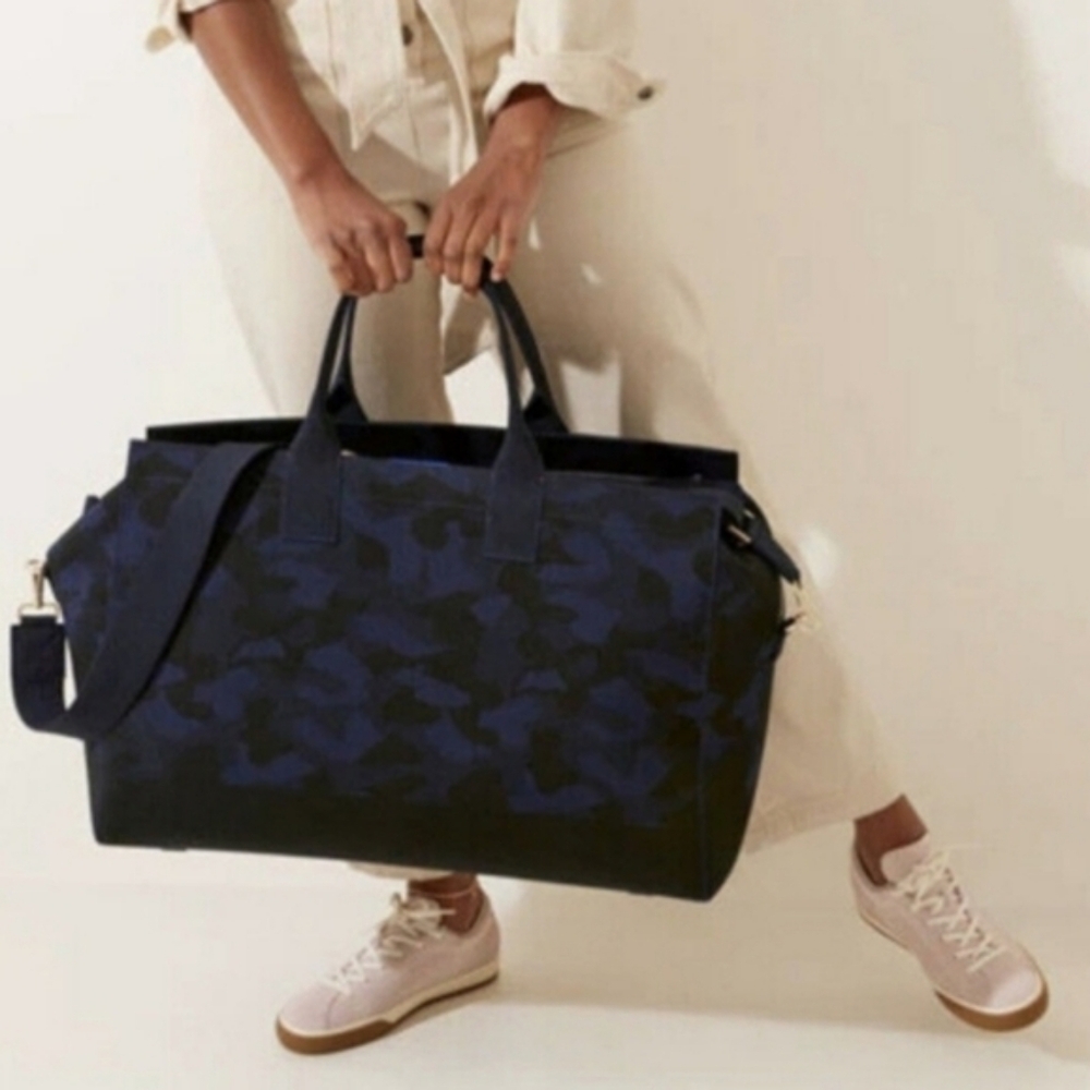 ROTHY'S THE WEEKENDER BAG IN MIDNIGHT CAMO CAMOUFLAGE OVERNIGHTER BAG - Picture 2 of 11